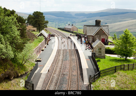 Passagiere, die auf einen Zug auf der Linie Settle to Carlisle in Dent Station, Dentdale, Cumbria in den Yorkshire Dales UK warten. Höchste in England. Stockfoto