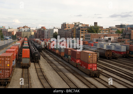 Güterwagen im Canadian Pacific Rail Yard in der Innenstadt von Vancouver BC Kanada Stockfoto