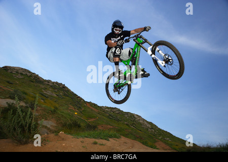 Freestyle Mountainbiker springen. Stockfoto