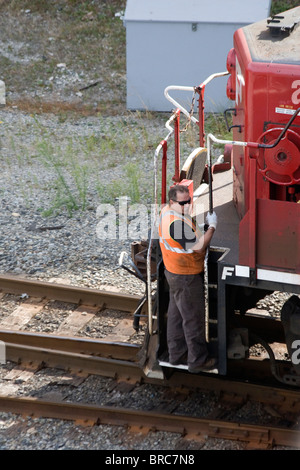 Weichensteller auf Stufen des Canadian Pacific Rail Diesellok in der Innenstadt von Vancouver BC Kanada Stockfoto