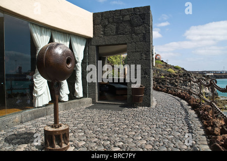 dh Burg San Jose ARRECIFE LANZAROTE Cafe Restaurant Eingang und Kunst Galerie Skulptur Cesar manrique Stockfoto