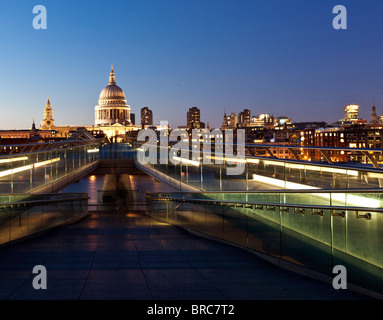 St-Paul-Kathedrale und die Millennium Bridge London Stockfoto