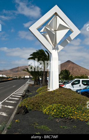 dh Cesar Manriques Haus TARO DE TAHICHE LANZAROTE Cesar Manrique moderne Skulptur auf Parkplatz Stockfoto