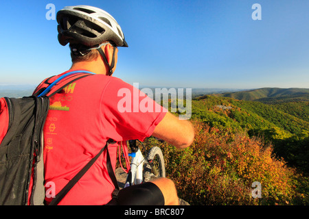 Mountainbiker auf rötlichen Knopf im George Washington National Forest in der Nähe von Dayton, Virginia, USA Stockfoto