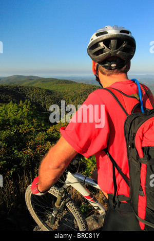 Mountainbiker auf rötlichen Knopf im George Washington National Forest in der Nähe von Dayton, Virginia, USA Stockfoto