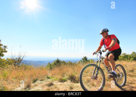 Mountainbiker am Fahnenmast Peak in der Nähe von rötlichen Knopf im George Washington National Forest in der Nähe von Dayton, Virginia, USA Stockfoto