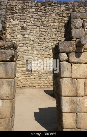Trapezförmige Fenster und Tür zum Erdbebenschutz, Inka Ruinen Machu Picchu, Peru, Südamerika Stockfoto