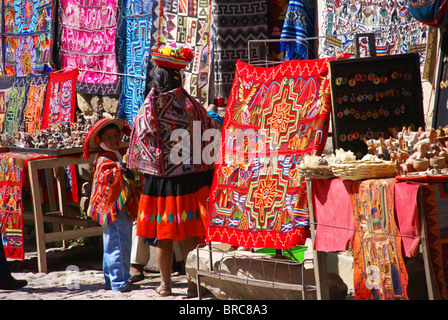 Peruanische Indianerin Blick auf bunten Textilien, Ollantaytambo, Peru, Südamerika Stockfoto