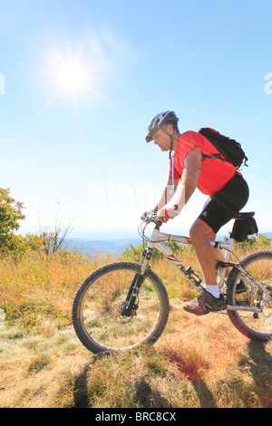 Mountainbiker am Fahnenmast Peak in der Nähe von rötlichen Knopf im George Washington National Forest in der Nähe von Dayton, Virginia, USA Stockfoto