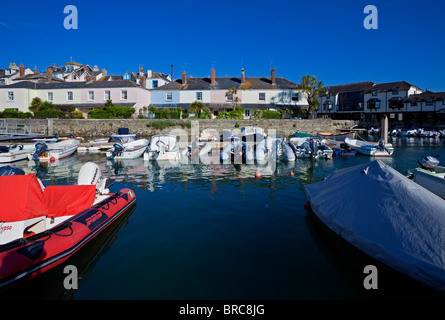 Island Quay mit Liegeplätzen und Ferienhäuser, Salcombe, Devon, England, Großbritannien Stockfoto