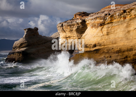 Oregon Küste Landschaft - schöne zerklüftete Küste mit Wellen gegen die Klippen. Stockfoto