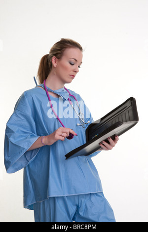 junger Arzt oder Krankenschwester in blau scheuert sich isoliert auf weißem Hintergrund Stockfoto