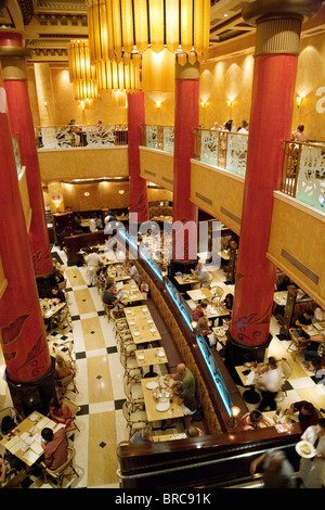 Blick auf das Interieur des Cheesecake Factory Restaurants, die Forum Shops, Caesars Palace Hotel, Las Vegas USA Stockfoto