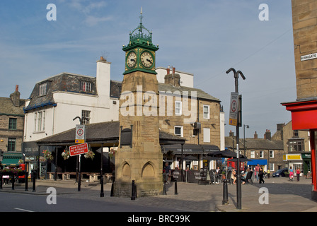 Die Uhr, errichtet zur Erinnerung an das Jubiläum von Königin Victoria im Jahre 1901 auf dem Marktplatz Otley Leeds West Yorkshire Stockfoto