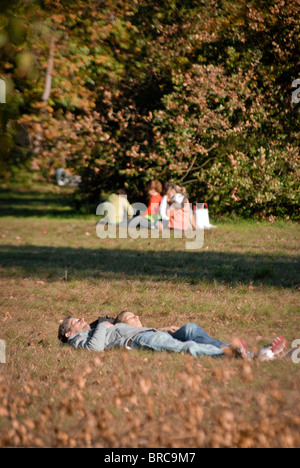 Menschen auf dem Land-Gelände der Pfaueninsel (Pfaueninsel) im Herbst auf der Havel in der Nähe von Berlin-Wannsee entspannen. Stockfoto