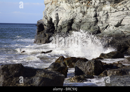 Wellen gegen Felsen in St. Agnes, Cornwall, UK. Stockfoto