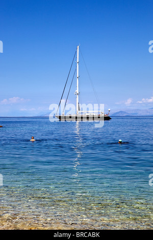 Yacht vor Anker von Levrehio Strand, Paxos. Stockfoto