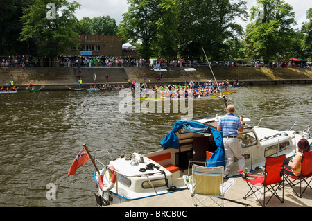 Boote kreuzen die Ziellinie im Dragon Boat Challenge Race im Summer River Ouse York North Yorkshire England Großbritannien GB Großbritannien Stockfoto