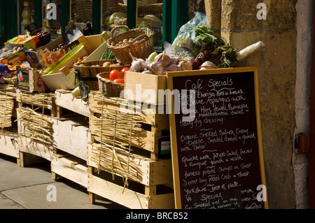 Nahaufnahme von frischem Obst und Gemüse vor dem örtlichen Geschäft York North Yorkshire England Großbritannien Großbritannien Großbritannien Großbritannien Stockfoto