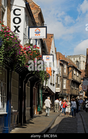 Besucher Leute Touristen, die im Sommer York entlang der Shambles spazieren North Yorkshire England Vereinigtes Königreich GB Großbritannien Stockfoto