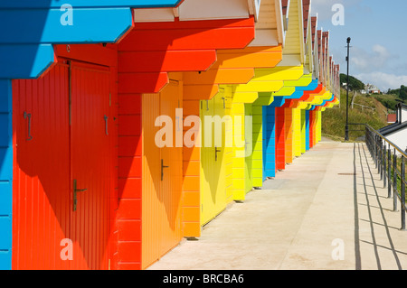 Bunte bunte Strandhütten Hütte im Sommer North Bay Scarborough North Yorkshire England Vereinigtes Königreich GB Großbritannien Stockfoto