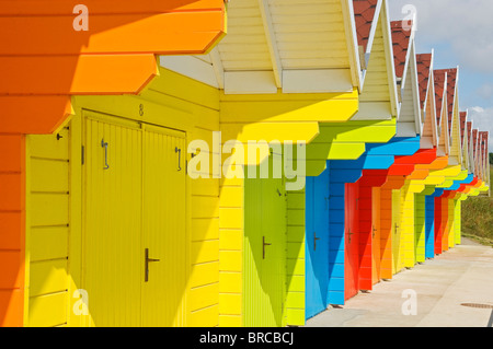 Nahaufnahme der farbenfrohen Strandhüttenhütten im Sommer North Bay Scarborough North Yorkshire England Großbritannien GB Großbritannien Stockfoto