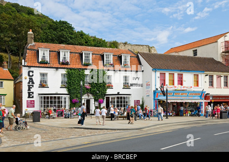 Besucher Leute Touristen außerhalb Café und Souvenirshop in Sommer Sandside Scarborough North Yorkshire England Großbritannien Grossbritannien Grossbritannien Großbritannien Stockfoto