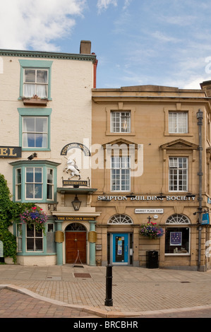 Das Hotel Einhorn und Skipton Building Society Marktplatz Ripon North Yorkshire England UK United Kingdom GB Großbritannien Stockfoto