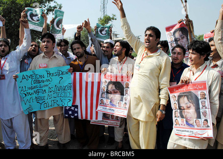 Aktivisten der Pasban schreien Parolen für die Freigabe der Dr.Aafia Siddiqui bei Protestkundgebung in Peshawar Stockfoto