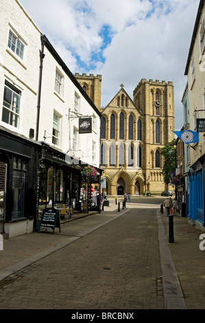 Geschäfte Geschäfte und West Front der Ripon Kathedrale von Kirkgate Im Sommer North Yorkshire England Großbritannien GB Groß Großbritannien Stockfoto