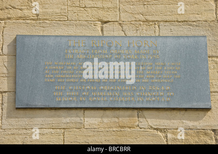 Nahaufnahme der Schiefertafel auf dem Obelisken auf Dem Marktplatz Ripon North Yorkshire England Großbritannien GB Großbritannien Stockfoto