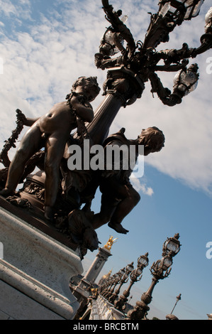 Statuen und Laternen auf Pont Alexandre III, Brücke von Alexander die dritte, Paris, Frankreich Stockfoto