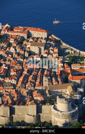 DUBROVNIK, KROATIEN. Ein Sonnenaufgang Blick auf der mittelalterlichen Stadtmauer vom Gipfel des Mount Srd. August 2010. Stockfoto