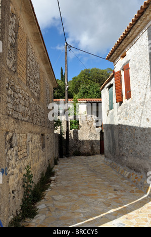 Schmale Straße und traditionelle Häuser im Dorf Louha auf der Insel Zakynthos, Griechenland. Stockfoto