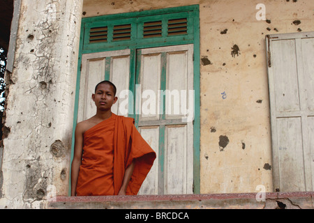 Ein buddhistischer Mönch, der im Wat Bangkok befindet sich steht auf der Veranda seiner Wohnräume in Kampong Cham, Kambodscha. Stockfoto