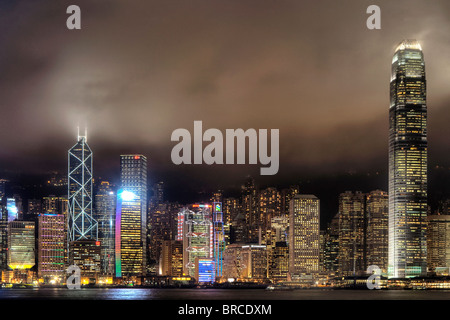 Hochhäuser auf Hong Kong Island Stadtzentrum gesehen gegenüber dem Hafen von Tsim Sha Tsui auf der Kowloon Seite bei Nacht Stockfoto