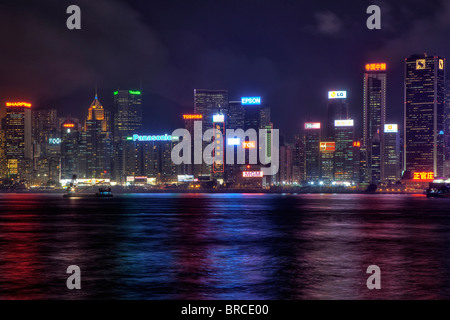 Hochhäuser auf Hong Kong Island Stadtzentrum gesehen gegenüber dem Hafen von Tsim Sha Tsui auf der Kowloon Seite bei Nacht Stockfoto