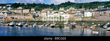 Der malerische Hafen von Cornish Fischen Dorf von Mousehole bei Ebbe Stockfoto