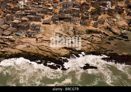 Eine Luftaufnahme des eine Fischersiedlung zwischen Cape Coast und die Stadt Elmina - südlichen Ghana. Stockfoto