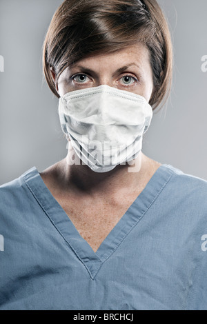 Schuss von einem attraktiven weiblichen Arzt mit Gesichtsmaske Stockfoto