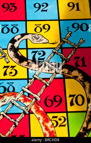 Schlangen und Laddders - Nahaufnahme von diesem beliebten Kinder-Brettspiel. Stockfoto