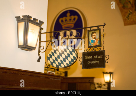 Ein Zeichen steht für Unterstützung der Bayerischen Könige bei einem Stammtisch (Stammtisch) im Hofbrauhaus in München. Stockfoto