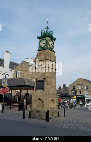 Die Uhr, errichtet zur Erinnerung an das Jubiläum von Königin Victoria im Jahre 1901 auf dem Marktplatz Otley Leeds West Yorkshire Stockfoto