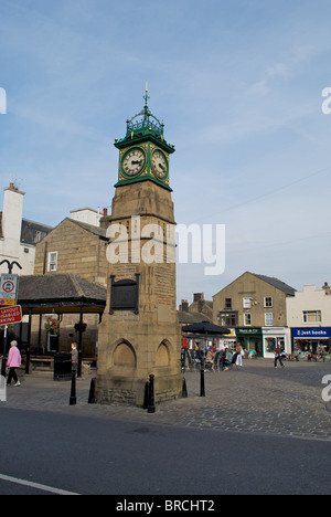 Die Uhr, errichtet zur Erinnerung an das Jubiläum von Königin Victoria im Jahre 1901 auf dem Marktplatz Otley Leeds West Yorkshire Stockfoto