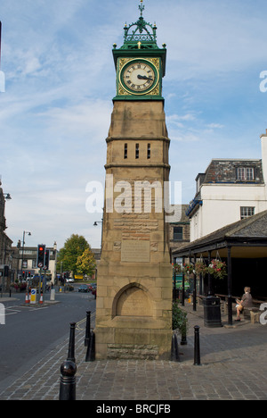 Die Uhr, errichtet zur Erinnerung an das Jubiläum von Königin Victoria im Jahre 1901 auf dem Marktplatz Otley Leeds West Yorkshire Stockfoto