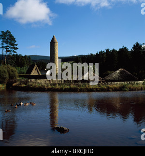 Die Ulster History Park, Omagh, Co Tyrone, Crannog ein Kloster mit Rundturm Stockfoto