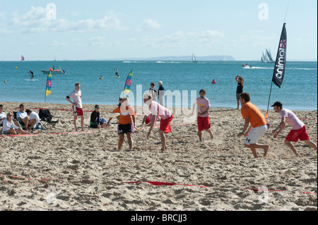 Extreme Frisbee, eines der Ereignisse zum Windfest 2010 abgehaltenen Sandbanks Strand, Poole. Stockfoto