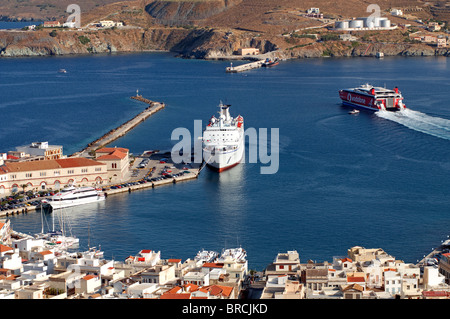Die wichtigsten Hafen von Ermoupolis in der Hauptstadt der Kykladen, Syros Insel Hauptstadt Syros, Griechenland. Stockfoto