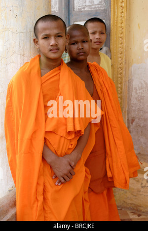 Drei buddhistischen Novizen genießen Sie einen entspannten Nachmittag in ihrem Tempel in Ban Russei, Kambodscha. Stockfoto