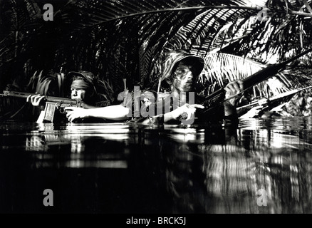 Schwarz / weiß Bild von zwei Soldaten versteckt in Wasser Stockfoto